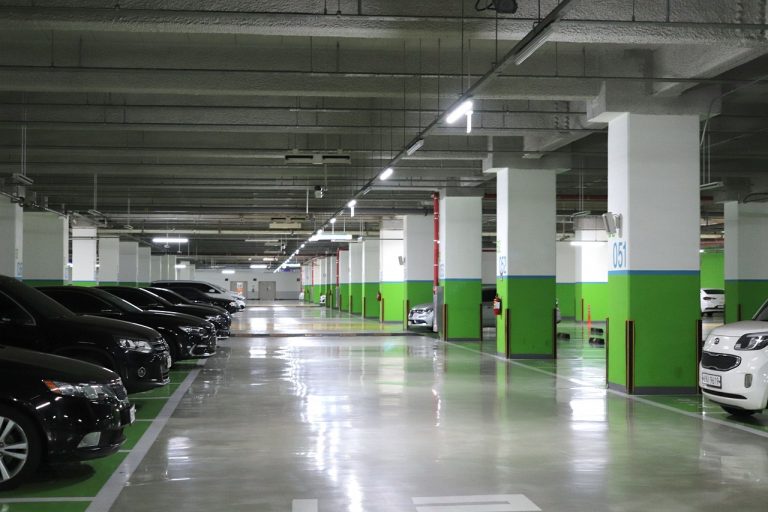 Tiefgaragenreinigung mit Epoxidharzbeschichtung