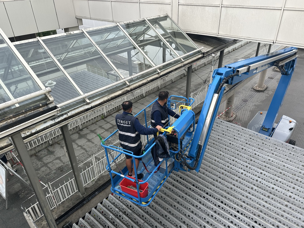 Glasreinigung mit Hebebühne durch Turgut Gebäudereinigung