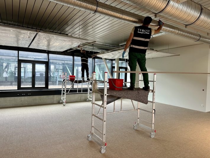 Baureinigung der Rohre auf einem Rollgerüst, Reinigungsdienst