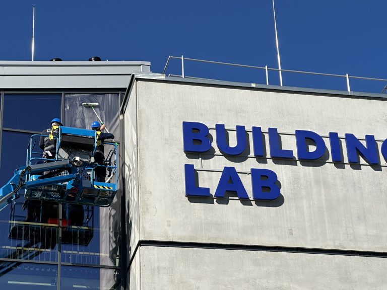 Glas- und Tiefgaragenreinigung im Building Lab