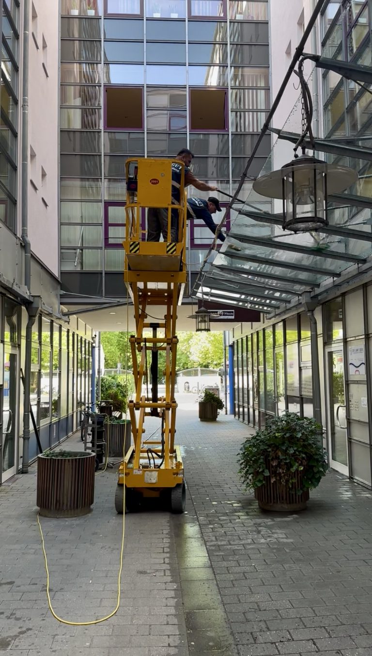 Rennplatz Regensburg – Glasreinigung von mehr als 3000 Fenstern