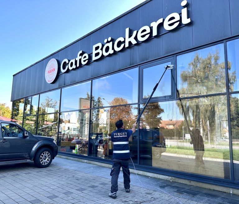 Osmose-Glasreinigung an der Schaufensterfront der Bäckerei Hahn in Regensburg