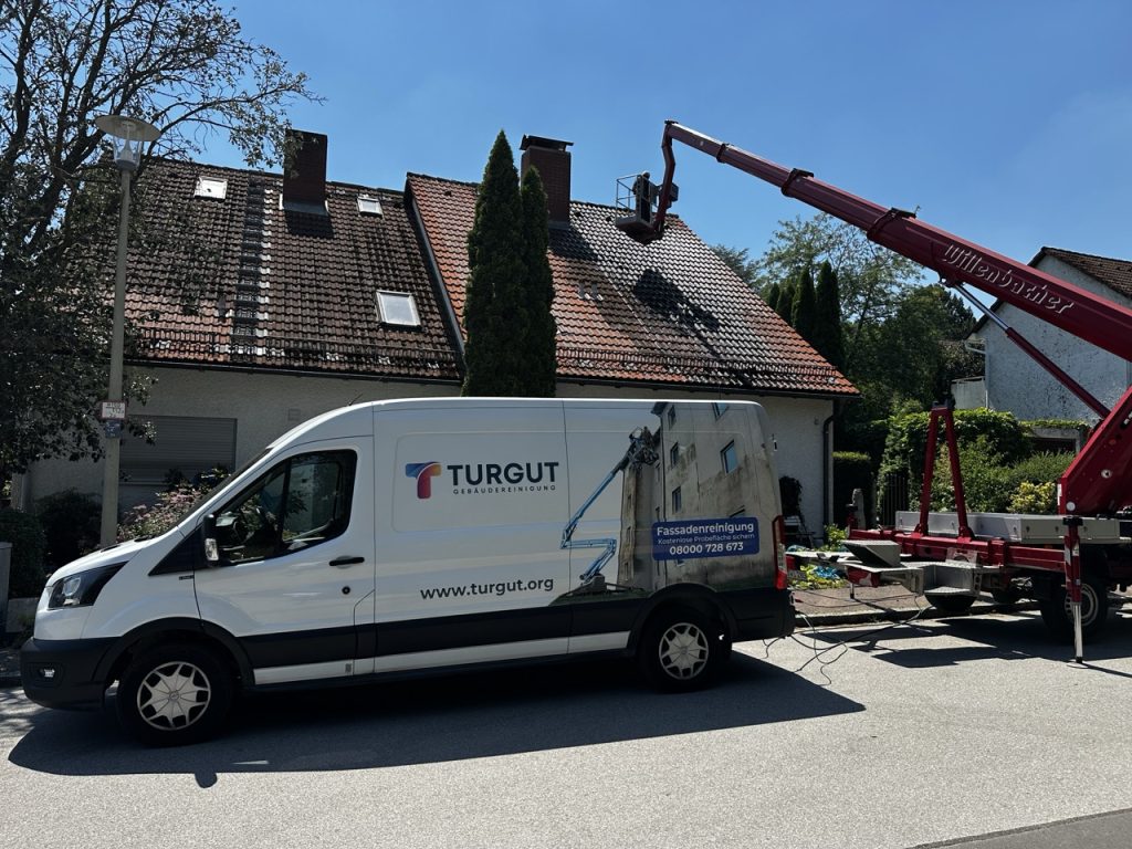 Dachreinigung mit Hebebühne an einem Doppelhaus in Regensburg