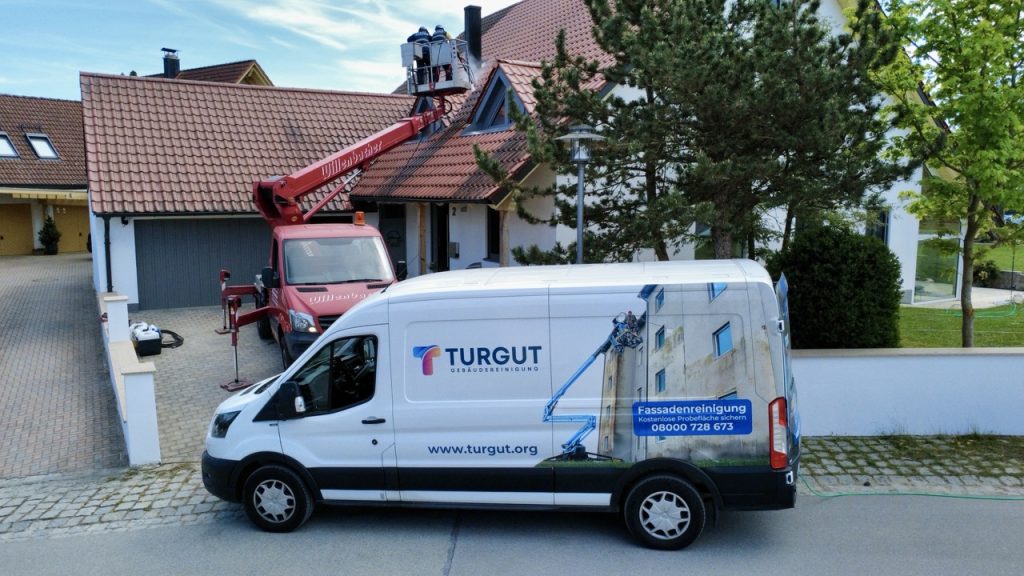 Dachreinigung mit Hebebühne an einem Einfamilienhaus, Firmenwagen der Turgut Gebäudereinigung