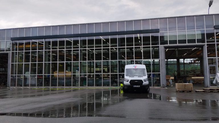 Glasfassadenreinigung bei Schindler in Roding mit Firmenwagen der Turgut Gebäudereinigung