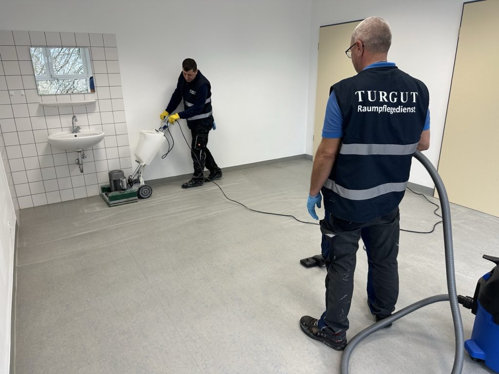 Grundreinigung eines Bodens mit Exzentermaschine