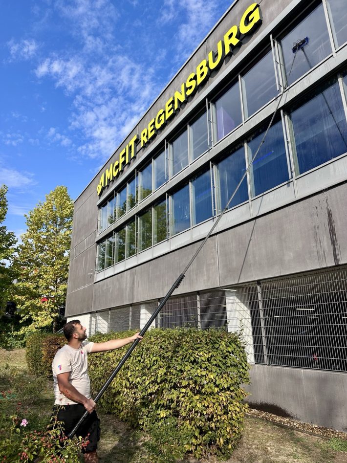 Fensterreinigung mit Teleskopstange und Osmosewasser am McFit Regensburg