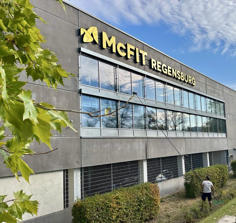 Fensterreinigung mit Osmosewasser an der Fassade des McFit Regensburg